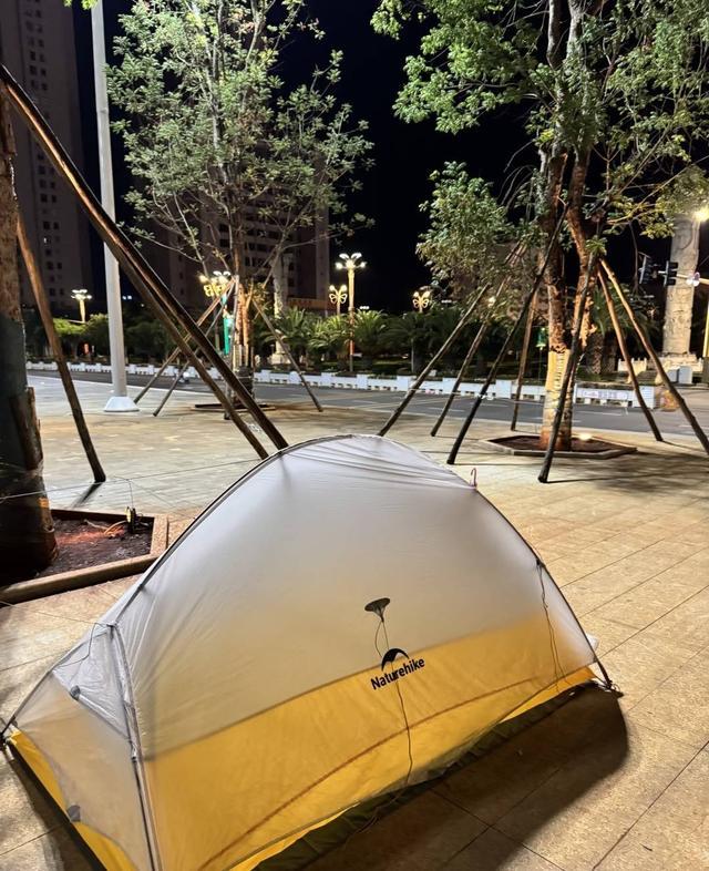 注 专家：鼓励探索精神 但安全是前提不朽情缘版年轻人旅游带帐篷过夜引关(图3)